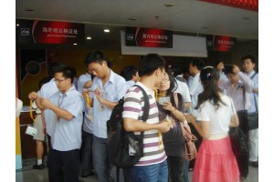 观众报到处人多.jpg 观众报到处人多.jpg